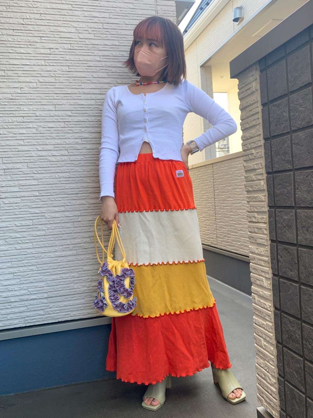 「ごきげんウィーク、カジュアルコーデ、初夏コーデ、シンプル、カラーコーデ、ロングスカート、メロウ、カジュアル、春服、ミュール、巾着バッグ、ビーズネックレス、白トップス、カラースカート、休日コーデ」｜「JEANASISのメロウフリルキンチャク/229281（ハンドバッグ、イエロー系）」を使った、ともみんさん（レディース・155cm）の春コーディネートの1枚目の写真