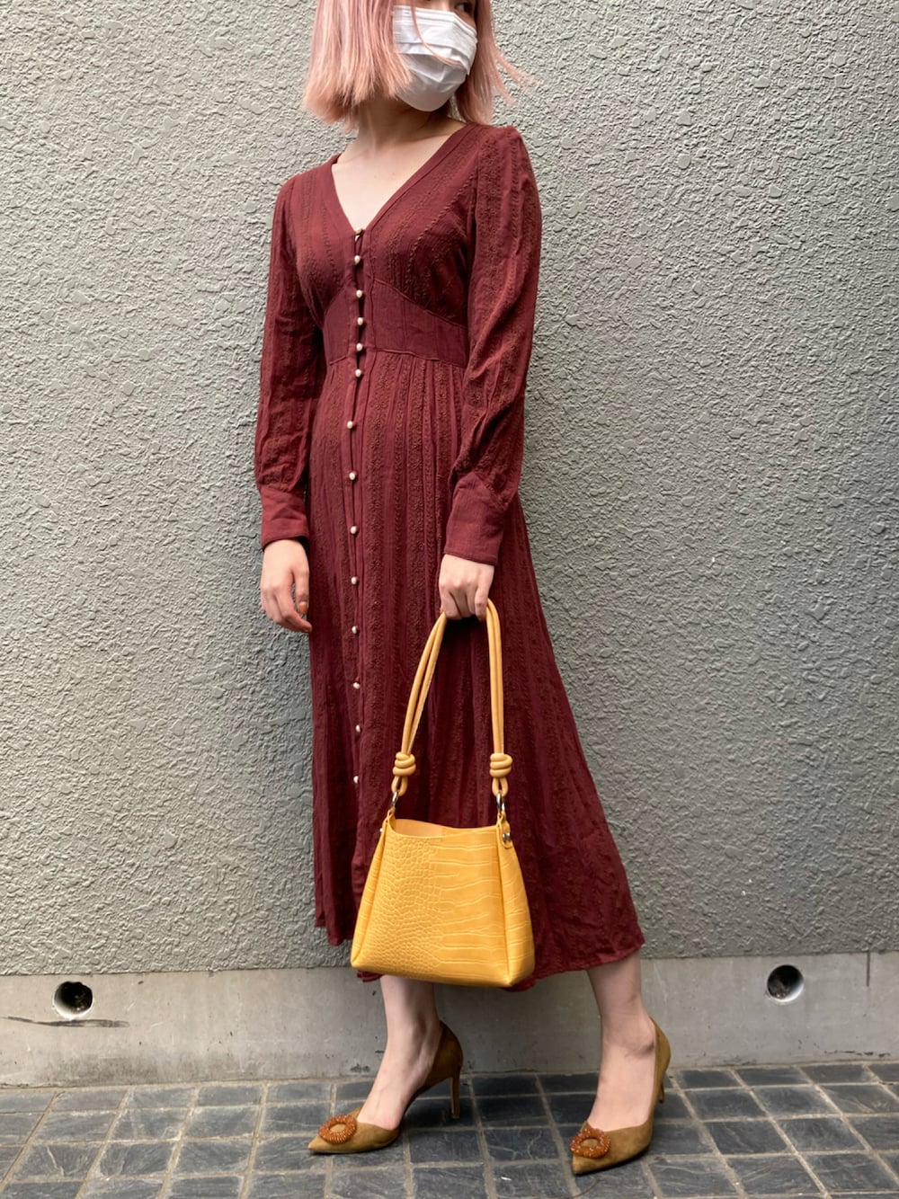 「ワンピース、パンプス、休日スタイル、大人コーデ、おでかけ、ロングワンピース、ミニバッグ、秋服、だから秋服が好き、秋のコーデ、秋コーデ、ヒール、ボルドー、マスタード、今日のコーデ」｜「ANAPのポーチ付きクロコ風バッグ（ハンドバッグ、イエロー系）」を使った、ともみんさん（レディース・155cm）の秋コーディネートの1枚目の写真