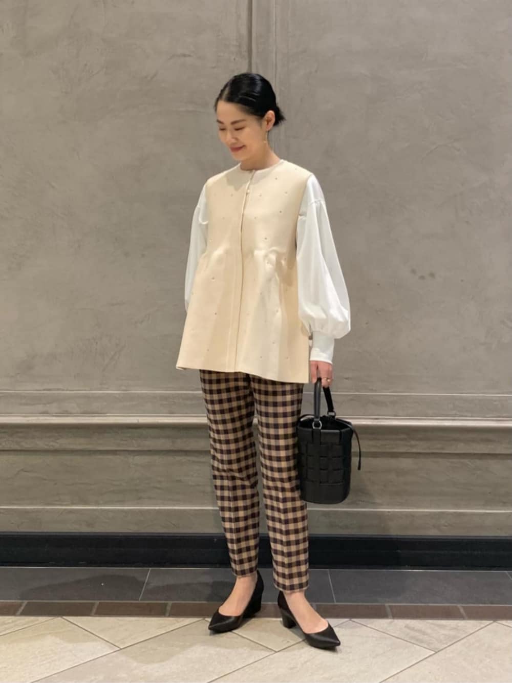 「ベーシック/トラッド、フェミニン、ビジネス、ニット、骨格ウェーブ、ベスト、春服、春コーデ、秋コーデ、冬コーデ、UNITED ARROWS、通勤、通勤コーデ、気温20度から24度、気温15度から19度」｜「UNITED ARROWSのポインテッド チャンキーパンプス（パンプス、ブラック系）」を使った、YONEHAMAさん（レディース・157cm）の冬コーディネートの1枚目の写真