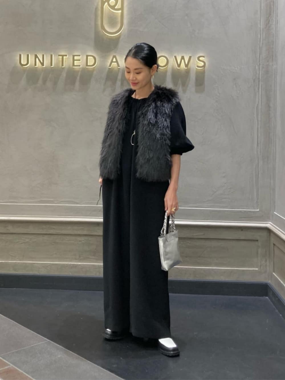 「ベーシック/トラッド、モード、フェミニン、トラベル、骨格ウェーブ、ベスト、秋服、冬服、旅行、旅コーデ、冬コーデ、秋コーデ、UNITED ARROWS、気温20度から24度、気温15度から19度」｜「PHILIPPE AUDIBERTの【別注】＜PHILIPPE AUDIBERT＞HERMONIE ネックレス（ネックレス、シルバー系）」を使った、YONEHAMAさん（レディース・157cm）の冬コーディネートの1枚目の写真