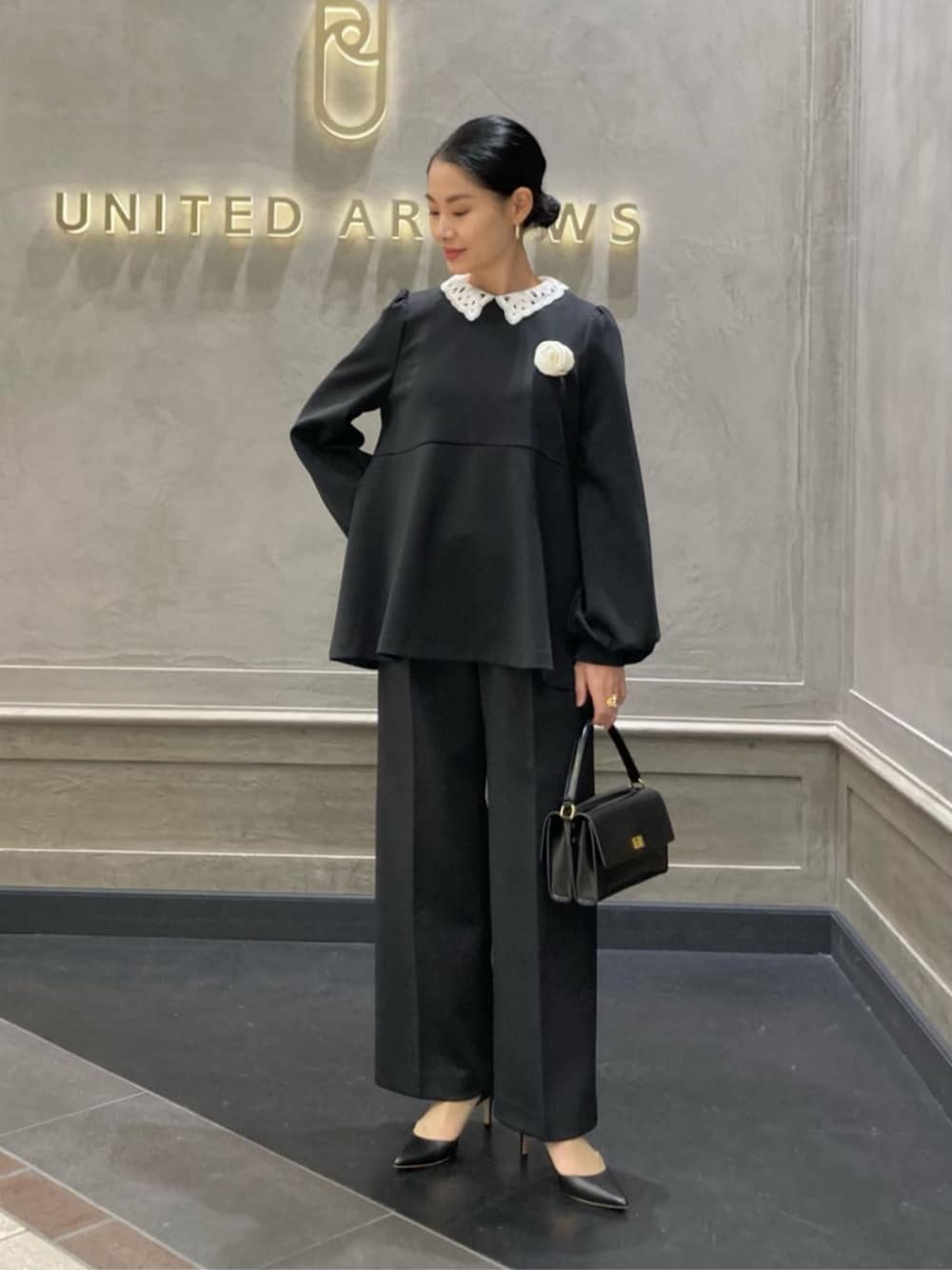 ブラック系のパンプス、ブラック系のシャツ/ブラウス、ブラック系のその他パンツを着用したレディースの冬コーディネートの1枚目の写真