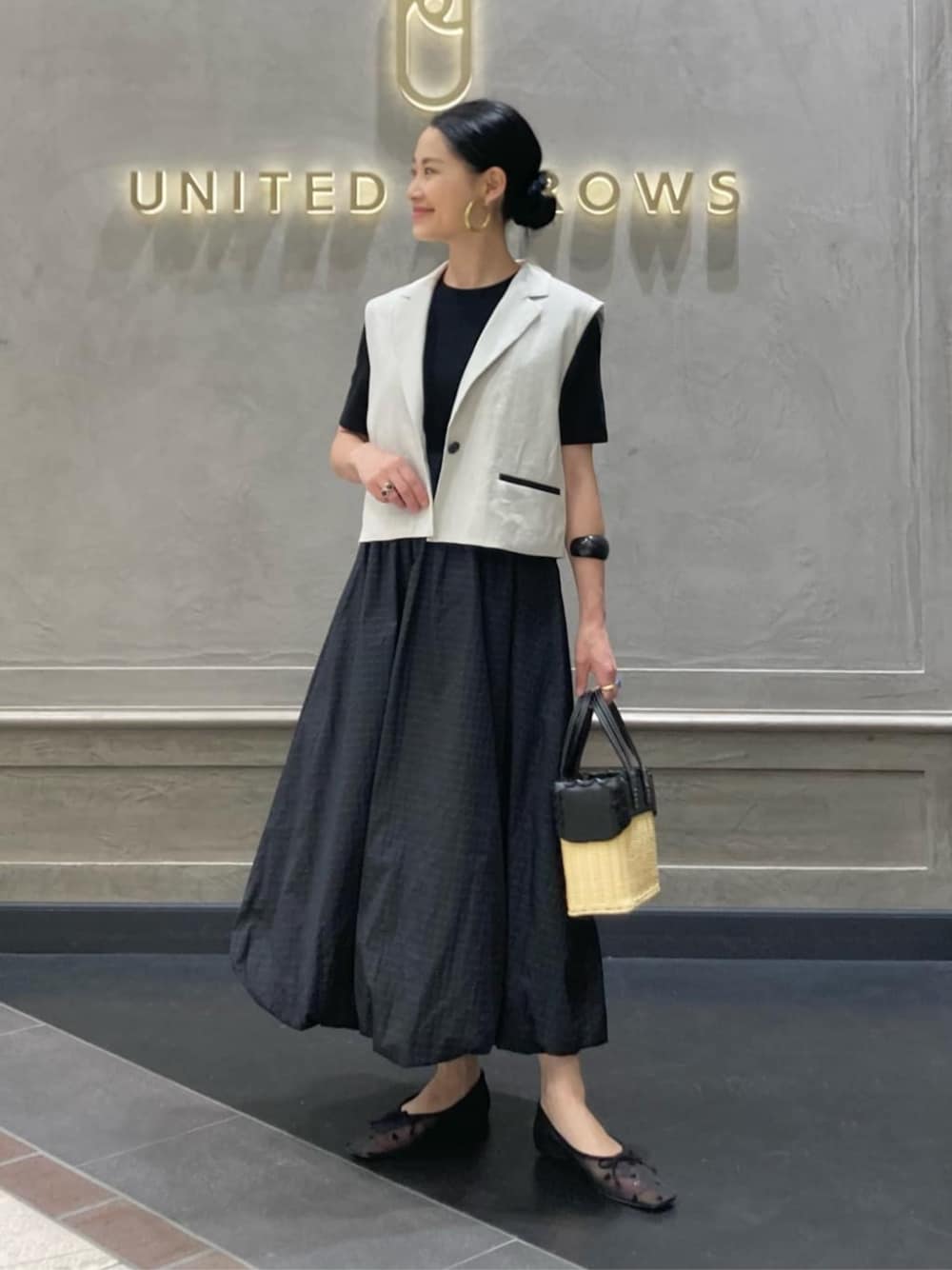 「ベーシック/トラッド、ワンピース、モード、フェミニン、ビジネススタイル、骨格ウェーブ、ベスト、春服、夏服、クロップド丈、united arrows、春コーデ、通勤コーデ、ジレ、気温25度から29度」｜「Pippichicの【別注】＜PIPPICHIC＞ハート AMBER バレエシューズ（バレエシューズ、ブラック系）」を使った、YONEHAMAさん（レディース・157cm）の夏コーディネートの1枚目の写真