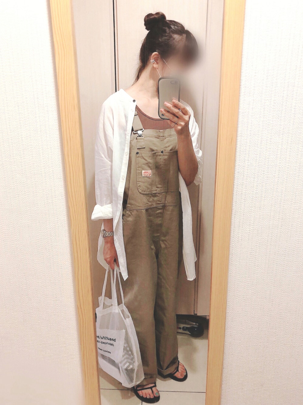 ベージュ系のサロペット/オーバーオール、ホワイト系のトートバッグ、ブラック系のサンダルを着用したレディースの夏コーディネートの1枚目の写真