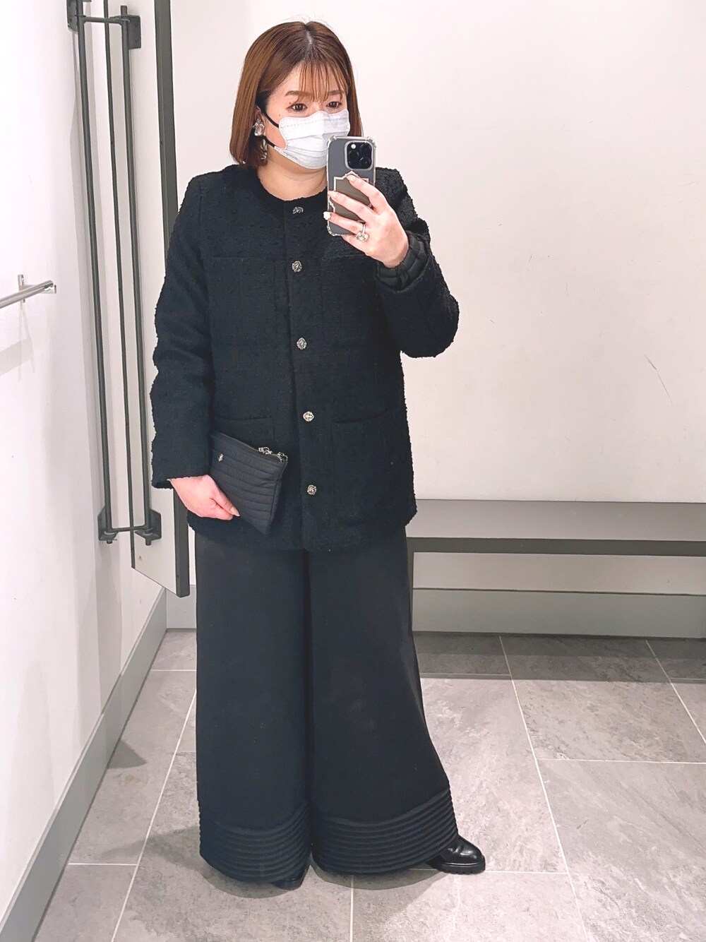 「お洒落さんとつながりたい、大人可愛い、モノトーンコーデ、いいね、save、フォローお願いします🤑、オールブラック、オールインワン、ジャケット、大人女子、大人可愛いコーデ」｜「ヴァクトーヴォヤージュのアイテム（オールインワン・サロペット、ブラック系）」を使った、Eri さん（レディース・161cm）の春コーディネートの1枚目の写真