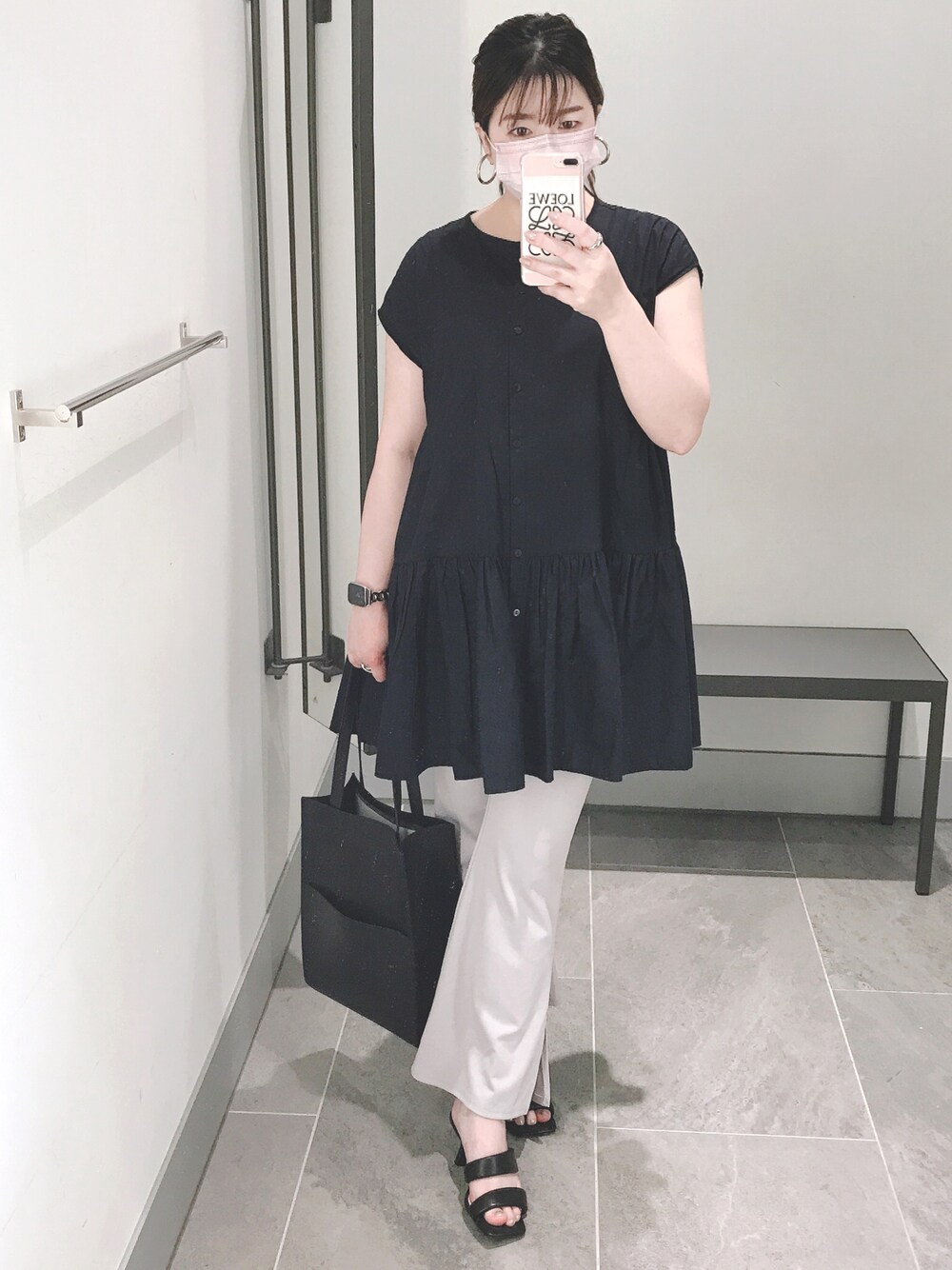 「オトナ女子、プチプラ、夏、大人女子、サンダル、フレアパンツ、coca、UNIQLO、パシオス、アップルウォッチ」｜「coca（coca）のアイテム（ワンピース、ブラック系）」を使った、Eri さん（レディース・161cm）の夏コーディネートの1枚目の写真