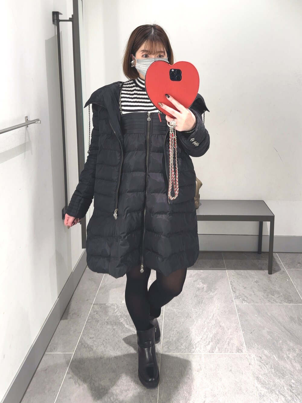 「大人女子、ボーダートップス、大人かわいい、ガーリーコーデ、オトナカワイイ、バイカラー、いいね、save、フォローお願いします🤑、おしゃれさんと繋がりたい、ショートブーツ」｜「ヴァクトーヴォヤージュのアイテム（ダウンジャケット/コート、ブラック系）」を使った、Eri さん（レディース・161cm）の冬コーディネートの1枚目の写真
