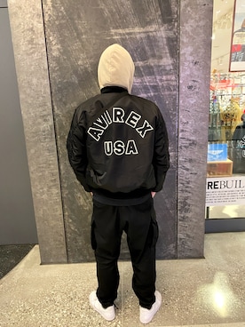 「AVIREX（アヴィレックス）のAVIREX/アヴィレックス/MA-1 COMMERCIAL LOGO(コマーシャルロゴ)（MA-1、ブラック系）」を使った、しんちゃんさん（メンズ・181cm）の冬コーディネート