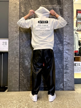 「AVIREX（アヴィレックス）のCP STENCIL PATCH ZIPパーカー（パーカー、グレー系）」を使った、しんちゃんさん（メンズ・181cm）の秋コーディネート