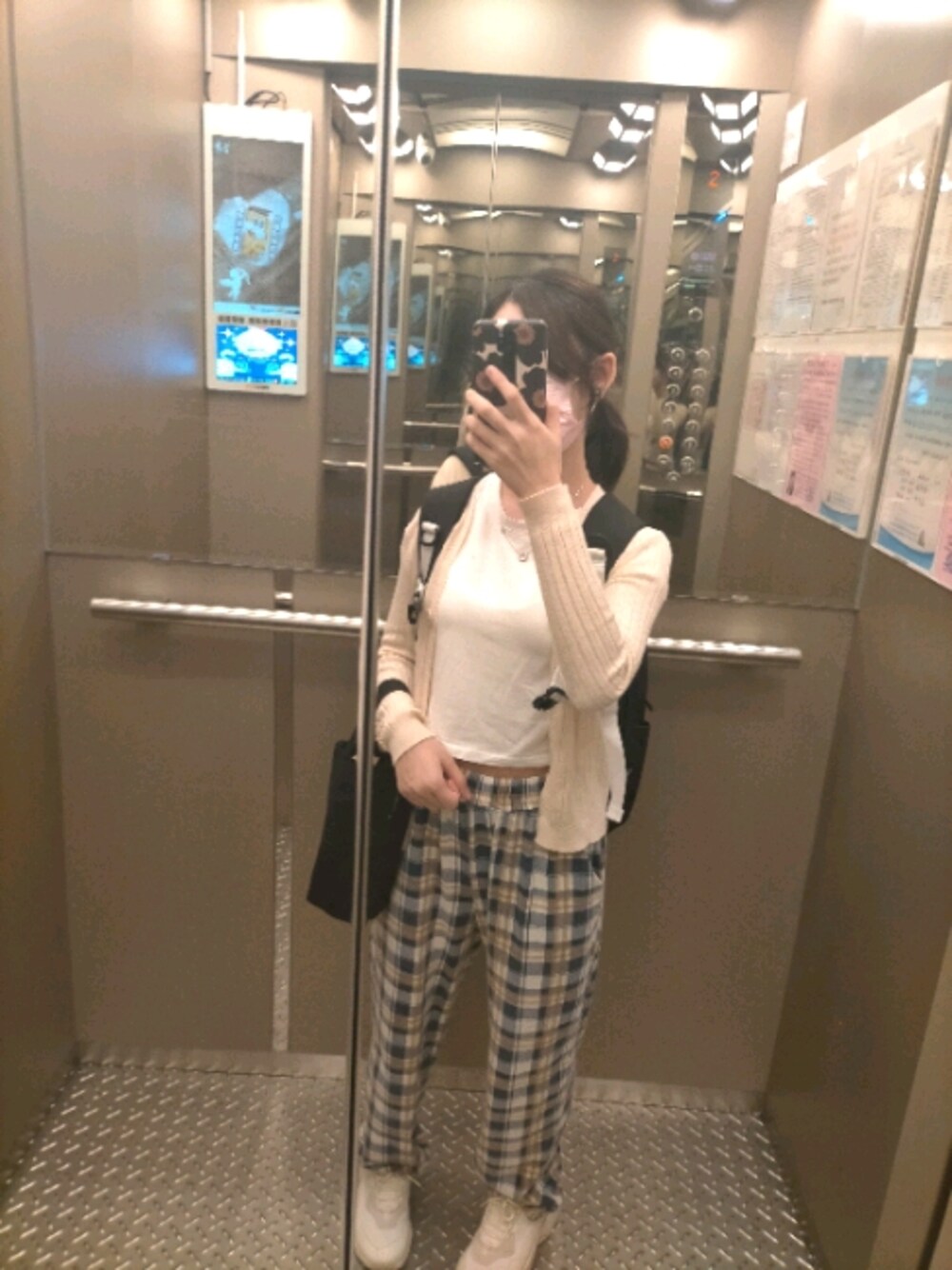 「球鞋、休閒、日系極簡、基礎款、白T、通勤穿搭、上課穿搭、格子褲、後背包、日系休闲」｜「CACOのアイテム（Tシャツ/カットソー、ホワイト系）」を使った、kotoko（Alice)さん（レディース・155cm）の秋コーディネートの1枚目の写真