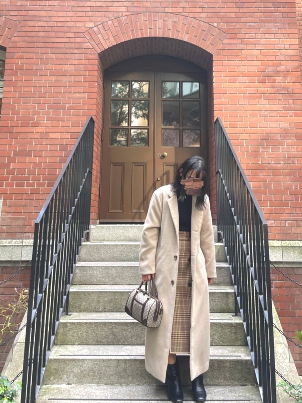 「低身長、美術館コーデ、美術館、ロングコート、タイトスカート、ボストンバッグ、シンプル、オトナ女子、大人ガーリー、あったかコーデ、冬コーデ、休日コーデ」｜「clearのケーブルボリュームスリーブニットトップス（ニット/セーター、ブラック系）」を使った、なっぴさん（レディース・153cm）の冬コーディネートの1枚目の写真