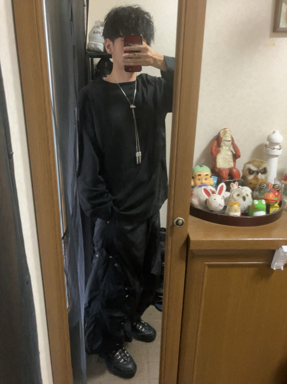 ブラック系のTシャツ/カットソー、ブラック系のスニーカー、ブラック系のその他パンツを着用したメンズの秋コーディネートの1枚目の写真