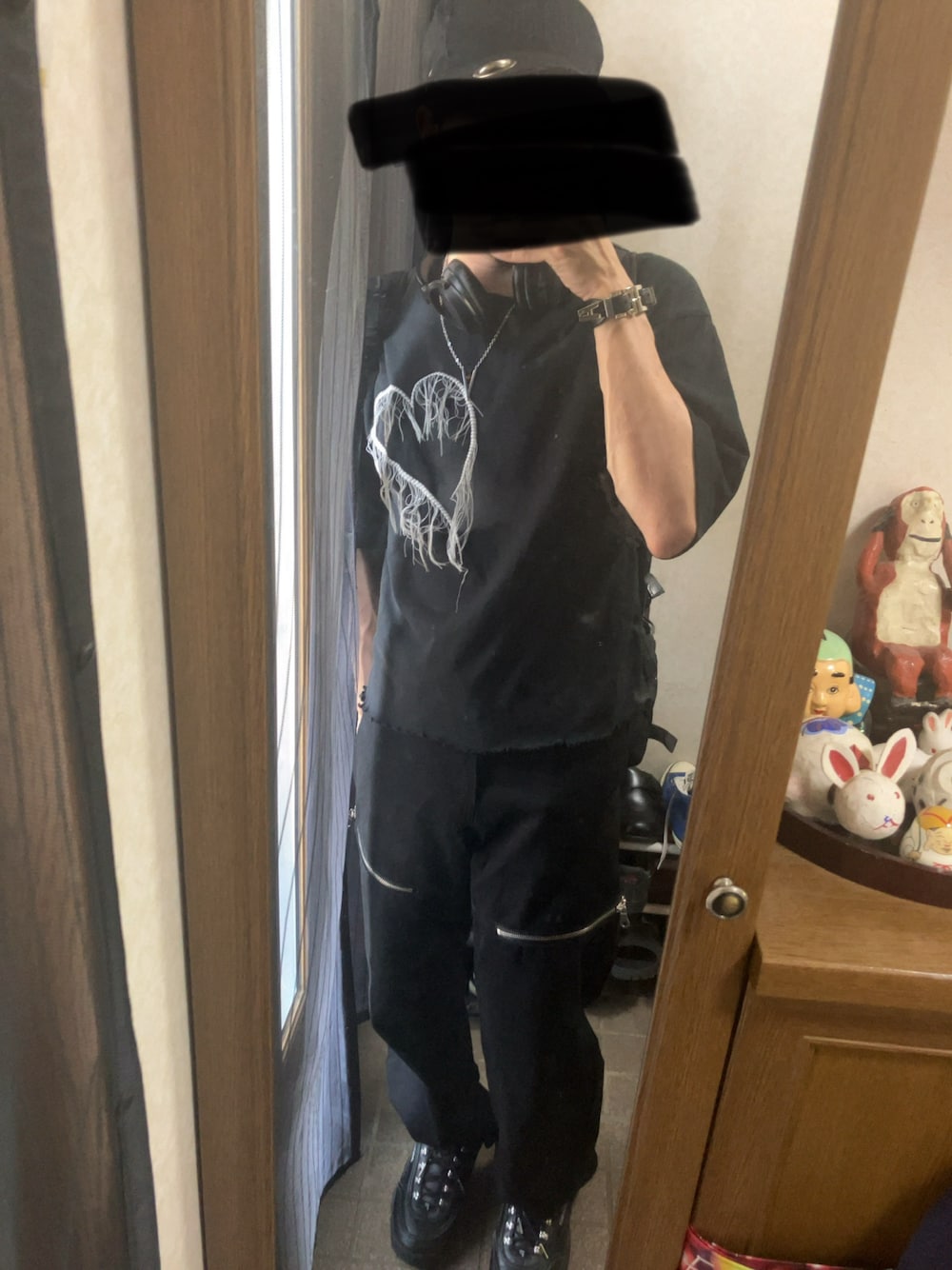ブラック系のTシャツ/カットソー、ブラック系のデニムパンツ、ブラック系のスニーカーを着用したメンズの夏コーディネートの1枚目の写真