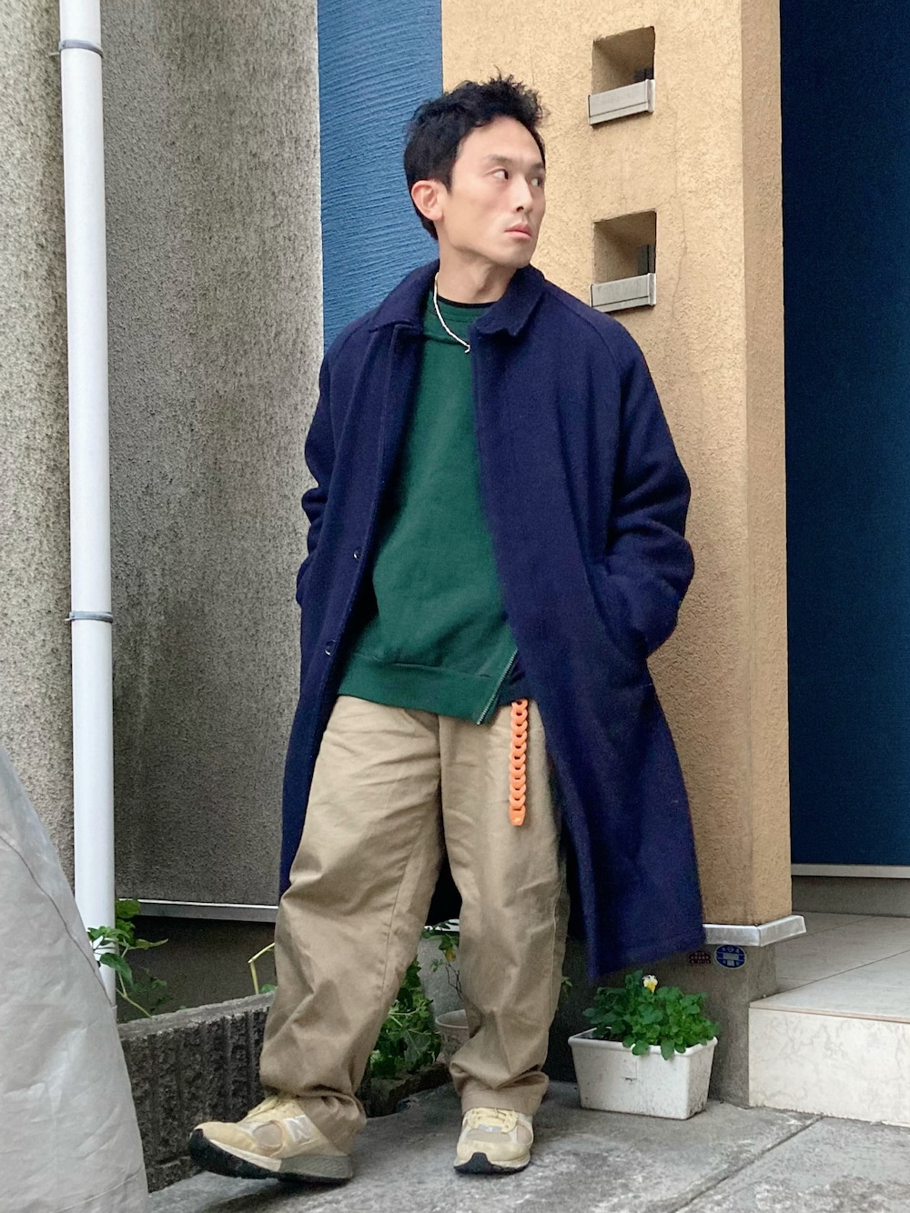 「オトナカジュアル、秋冬コーデ、コートスタイル、バルカラーコート、ステンカラーコート、コート、スウェット、チノパン、淡色コーデ、カジュアルコーデ、ニューバランス、CITEN、GU、guundercover、UNIQLO U」｜「UNIQLOのワイドフィットチノ（チノパンツ、ベージュ系）」を使った、ゆうたさん（骨格ストレート・メンズ・163cm）の冬コーディネートの1枚目の写真
