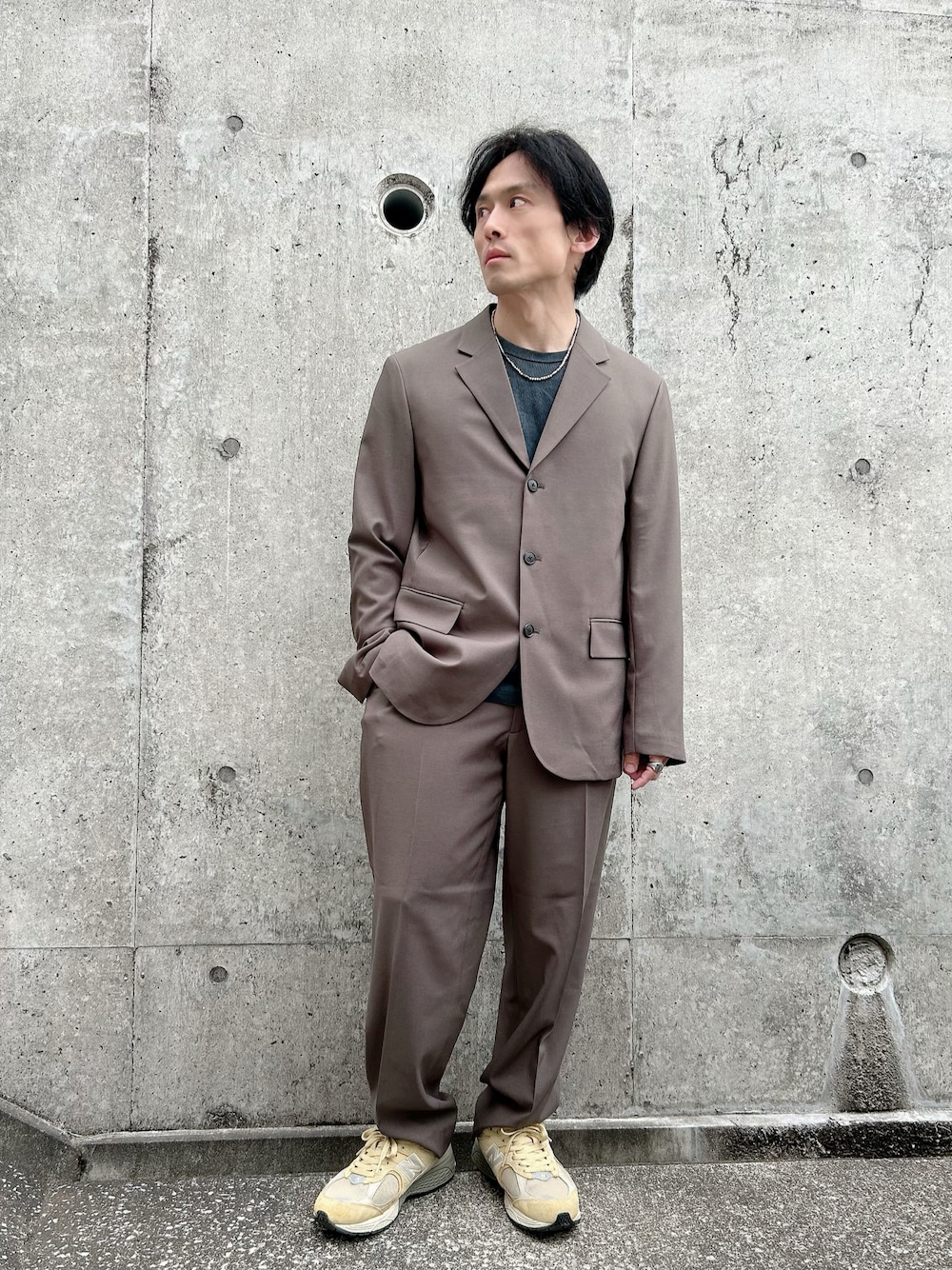 「大人カジュアル、きれいめカジュアル、UNIQLO、UNIQLOC、ジャケットコーデ、セットアップ、ブラウンコーデ、オフィスカジュアル、30代コーデ、40代ファッション、低身長コーデ」｜「AURALEE × NewbalanceのAURALEE×Newbalance 2002R（スニーカー、ベージュ系）」を使った、ゆうたさん（メンズ・163cm）の春コーディネートの1枚目の写真