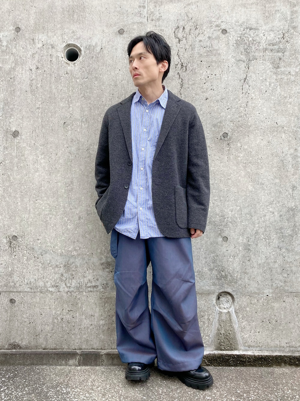「秋っぽコーデ更新中、寒色コーデ、きれいめカジュアル、大人カジュアル、オフィスカジュアル、maisonspecial、UNIQLO、ニットジャケット、テーラードジャケット、シャツスタイル、秋コーデ、30代コーデ、40代ファッション、低身長コーデ、ローファー」｜「MAISON SPECIALの《UNISEX》4 Colors Chambray Washable Wool Prime-Wide Snow Pants/4色シャンブレーウォッシャブルウールプライムワイドスノーパンツ【MAISON SPECIAL/メゾンスペシャル】（カーゴパンツ、ブルー系）」を使った、ゆうたさん（骨格ストレート・メンズ・163cm）の秋コーディネートの1枚目の写真