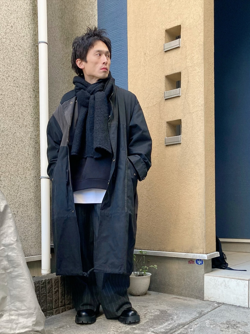 「モッズコート、スウェット、ワイドストレート、ワイドスラックス、きれいめカジュアル、大人カジュアル、シンプルコーデ、メンズファッション、レイヤードスタイル、冬コーデ、春コーデ」｜「MAISON SPECIALの《ユニセックスアイテム》【SPECIAL REMAKE FACTORY コラボ】サスティナブルリメイクテントクロスプライムオーバーモッズコート 【MAISON SPECIAL/メゾンスペシャル】（モッズコート、ブラック系）」を使った、ゆうたさん（骨格ストレート・メンズ・163cm）の冬コーディネートの1枚目の写真