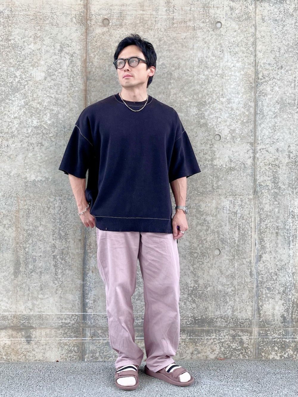 「きれいめカジュアル、大人カジュアル、シンプルコーデ、クラッシュニット、ニットTシャツ、maisonspecial、UNIQLO U、カラーパンツ、サンダル、30代メンズファッション、40代メンズファッション、低身長コーデ」｜「UNIQLOのサンダル（サンダル、ブラウン系）」を使った、ゆうたさん（骨格ストレート・メンズ・163cm）の春コーディネートの1枚目の写真