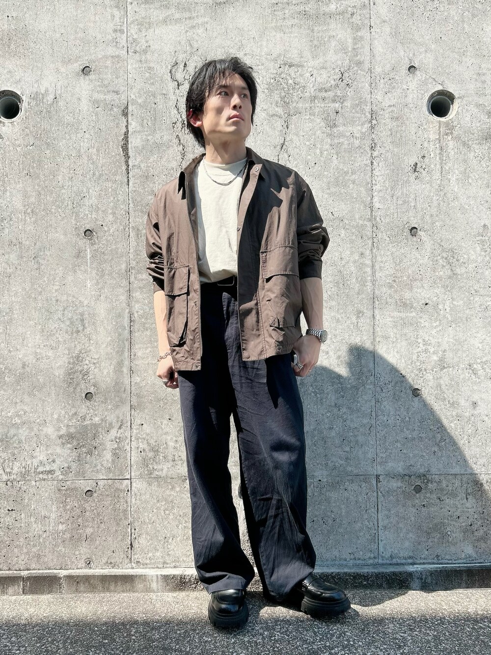 「春めき満開コーデ、春コーデ、ジャケット、大人カジュアル、大人コーデ、ライトアウター、休日コーデ、アラフォー、低身長コーデ、30代コーデ、40代ファッション、UNIQLO U」｜「UNIQLOのタックワイドパンツ（チノパンツ、ブラック系）」を使った、ゆうたさん（メンズ・163cm）の春コーディネートの1枚目の写真