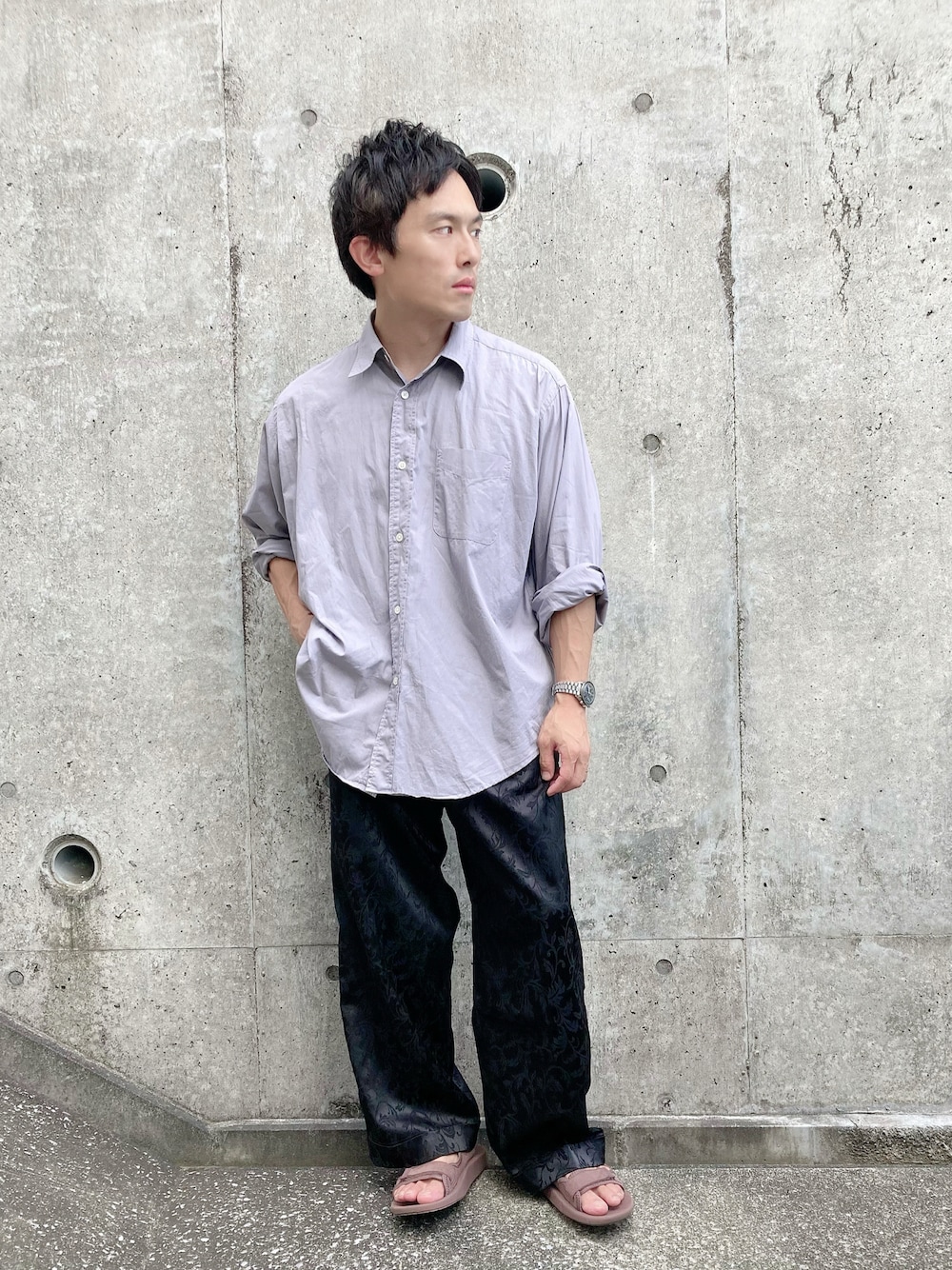 「シャツスタイル、サテンパンツ、サンダル、大人カジュアル、きれいめカジュアル、夏コーデ、低身長、ビッグシルエット、30代コーデ、40代ファッション、それと久しぶり、アツいコーデ全部見せ、お出かけコーデ」｜「MAISON SPECIALの《ユニセックスアイテム》リーフサテンチャイナワイドパンツ【MAISON SPECIAL/メゾンスペシャル】（スラックス、ブラック系）」を使った、ゆうたさん（骨格ストレート・メンズ・163cm）の夏コーディネートの1枚目の写真