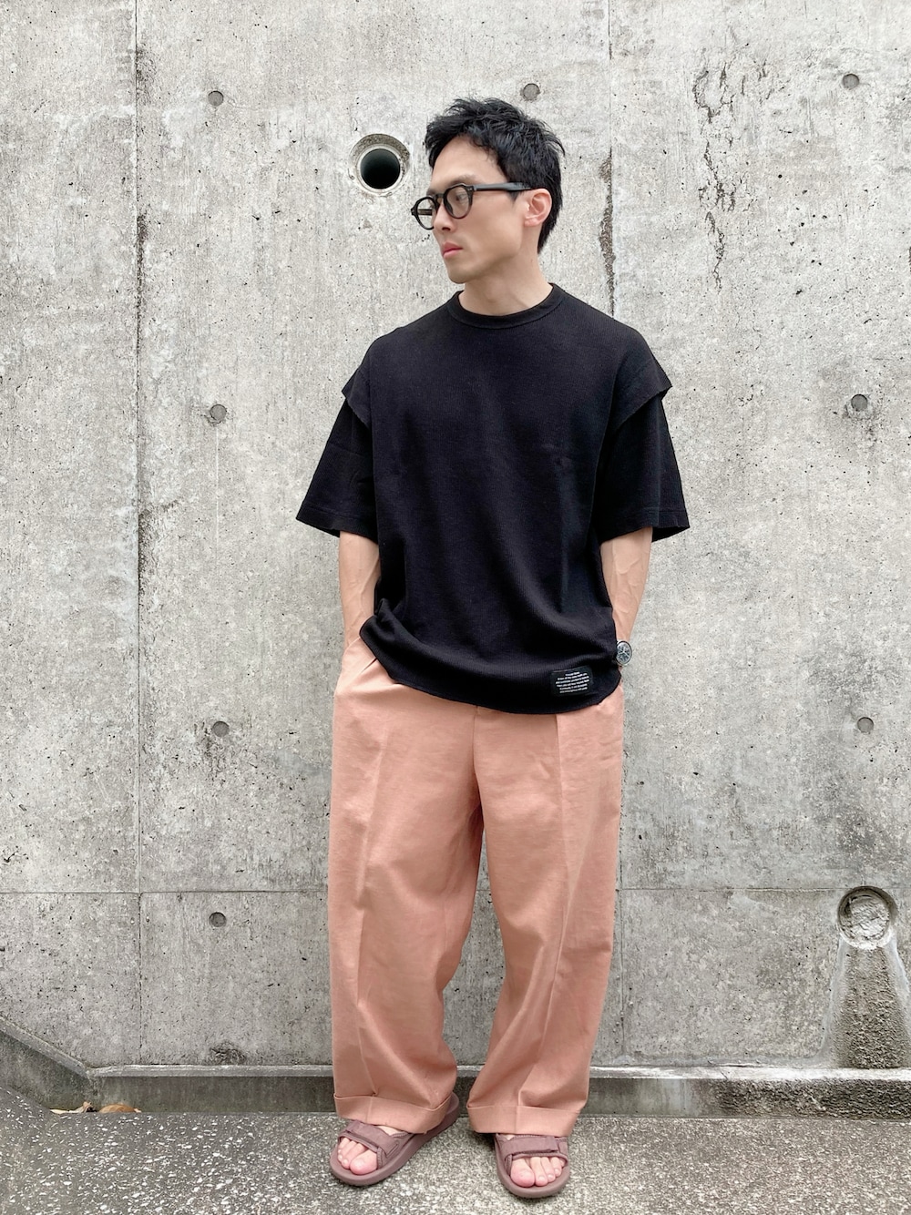 「大人カジュアル、シンプルコーデ、プチプラ、maisonspecial、guundercover、夏コーデ、さらっと晴れやかスナップ、休日コーデ、サンダル、メガネ男子」｜「MAISON SPECIALの《ユニセックスアイテム》FLAXASAダブルワイドスラックス 【MAISON SPECIAL/メゾンスペシャル】■セットアップ対応■（スラックス、オレンジ系）」を使った、ゆうたさん（骨格ストレート・メンズ・163cm）の夏コーディネートの1枚目の写真