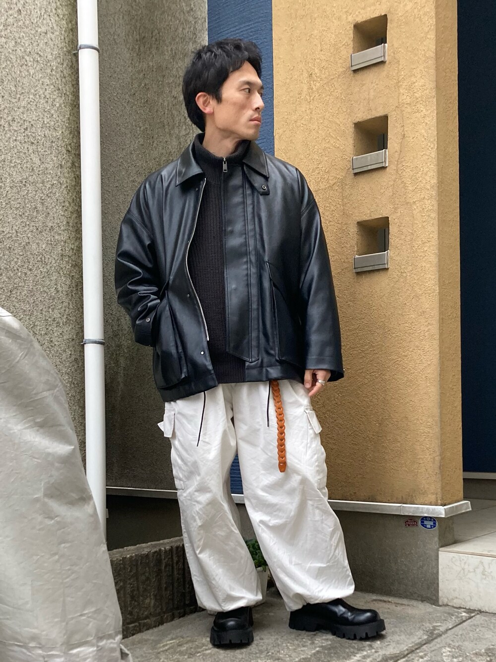 「きれいめカジュアル、大人カジュアル、レザージャケット、カーゴパンツ、ハーフジップ、ブーツ、モノトーン、シンプルコーデ、低身長コーデ、オーバーサイズ、ビッグシルエット、冬春コーデ、30代メンズファッション、40代メンズファッション」｜「MAISON SPECIALの《ユニセックスアイテム》FINX COTTON/フィンクスコットン プライムワイドカーゴパンツ【MAISON SPECIAL/メゾンスペシャル】（カーゴパンツ、ホワイト系）」を使った、ゆうたさん（骨格ストレート・メンズ・163cm）の冬コーディネートの1枚目の写真