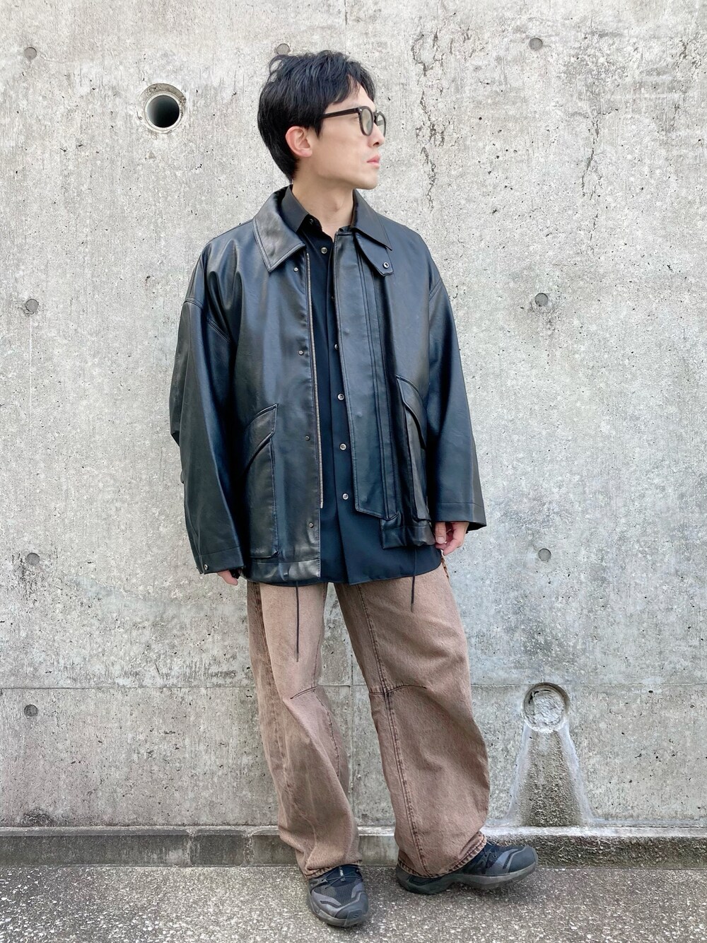 「秋コーデ、レザージャケット、デニム、バレルレッグジーンズ、GU、UNIQLO、maisonspecial、ウールシャツ、ワイドパンツ、30代コーデ、40代ファッション、メンズファッション」｜「GUのバレルレッグジーンズ（デニムパンツ、ブラウン系）」を使った、ゆうたさん（骨格ストレート・メンズ・163cm）の秋コーディネートの1枚目の写真