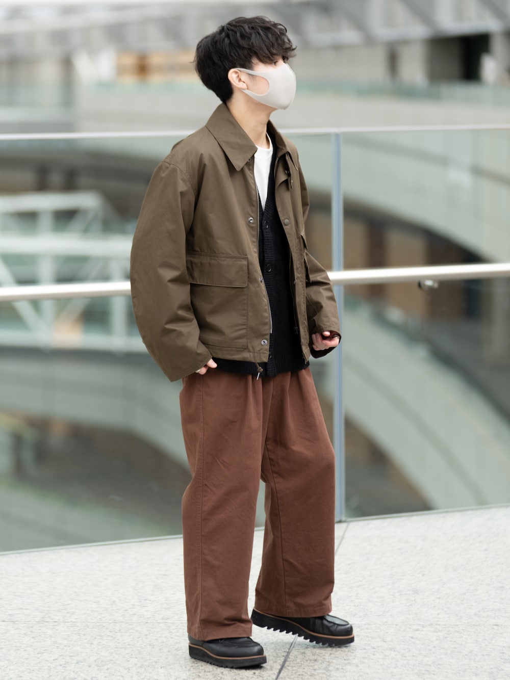 「シンプルコーデ、秋冬コーデ、アースカラー、UNIQLOU、UNIQLO、休日コーデ、大人カジュアル、レイヤードスタイル、カーディガン、ミリタリーコーデ、革靴、モヘアカーディガン、ワイドパンツ、カーキ、ブラウン」｜「UNIQLOのアイテム（ジャケット/アウター、グリーン系）」を使った、sakuさん（メンズ・164cm）の秋コーディネートの1枚目の写真