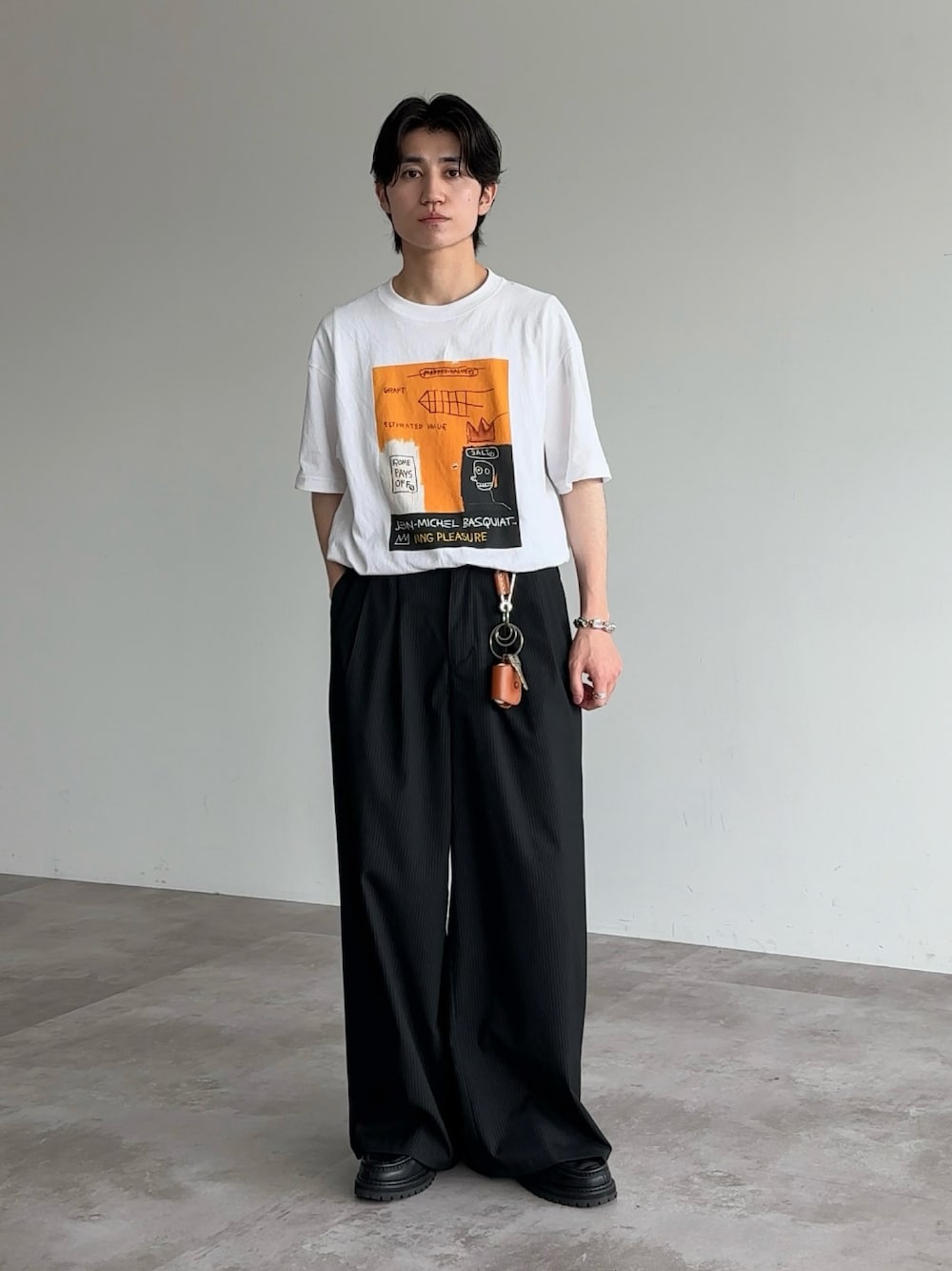 「夏ルックで気分アップ、厚底シューズ、白Tシャツ、お出かけコーデ、スラックス、休日スタイル、シンプルコーデ、大人コーデ、プチプラ、低身長、低身長コーデ」｜「UNIQLOのアイテム（Tシャツ/カットソー、ホワイト系）」を使った、sakuさん（メンズ・164cm）の夏コーディネートの1枚目の写真