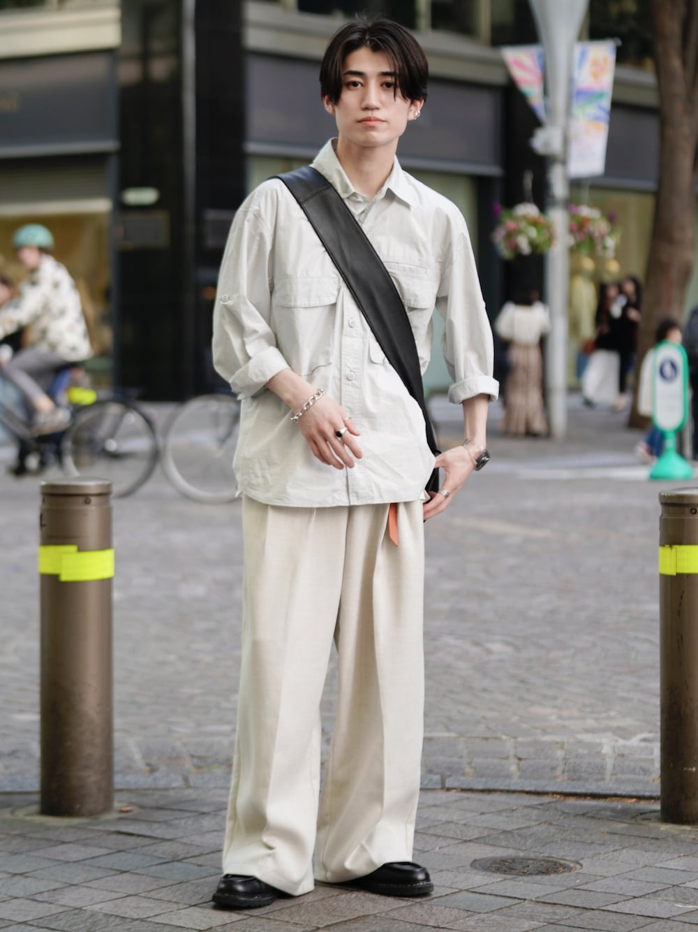 「休日コーデ、革靴、春コーデ、春、お出かけコーデ、デートコーデ、きれいめカジュアル、シンプルコーデ、ショルダーバッグ、シャツスタイル」｜「UNIQLOのアイテム（シャツ/ブラウス、グレー系）」を使った、sakuさん（メンズ・164cm）の春コーディネートの1枚目の写真