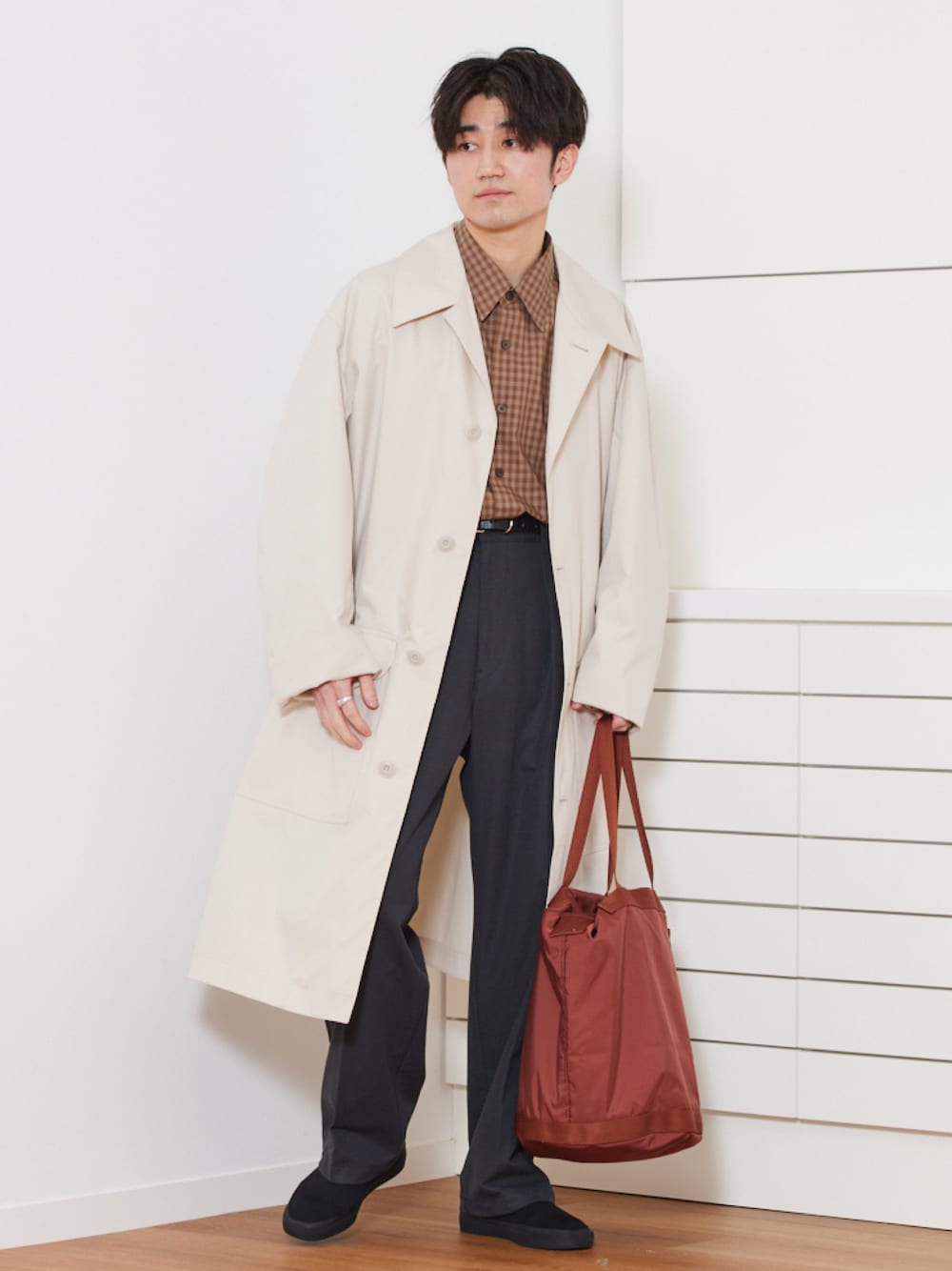 「シンプルスタイル、春コーデ、春、プチプラコーデ、ユニクロ、UNIQLOU、ユニクロユー、UNIQLOコーデ、プチプラ、大学生、ニットスニーカー、ロングコート、低身長コーデ、低身長、タックイン」｜「UNIQLOのアイテム（シャツ/ブラウス、ブラウン系）」を使った、sakuさん（メンズ・164cm）の冬コーディネートの1枚目の写真