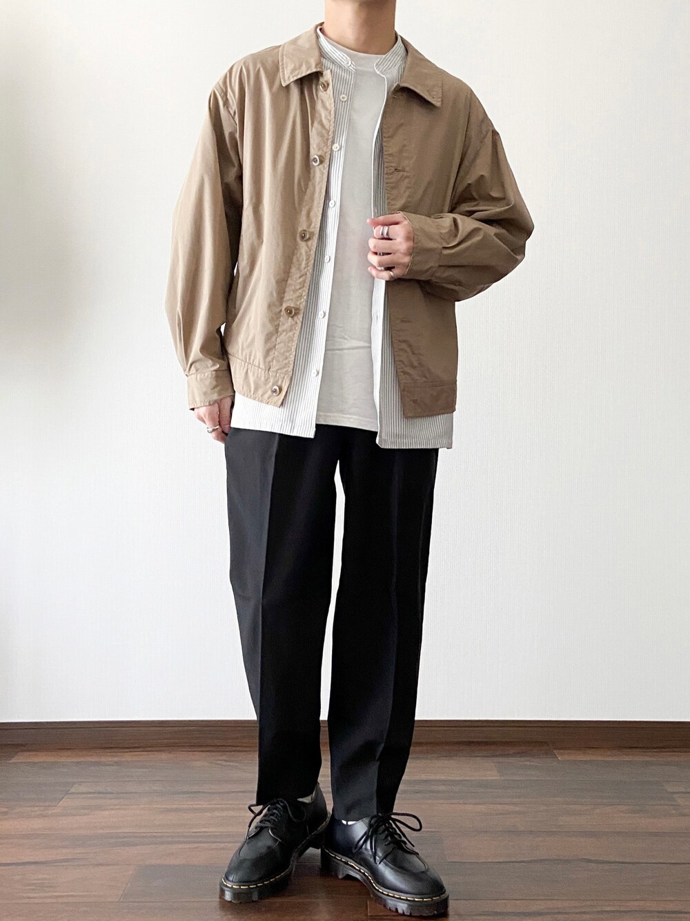 ベージュ系のブルゾン、その他のシャツ/ブラウス、ブラック系のパンツを着用したメンズの春コーディネートの1枚目の写真
