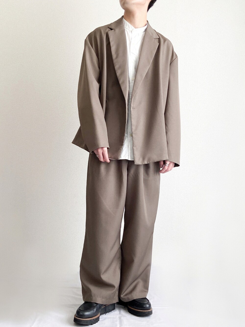 ホワイト系のシャツ/ブラウス、ブラウン系のテーラードジャケット、ブラウン系のその他パンツを着用したメンズの夏コーディネートの1枚目の写真