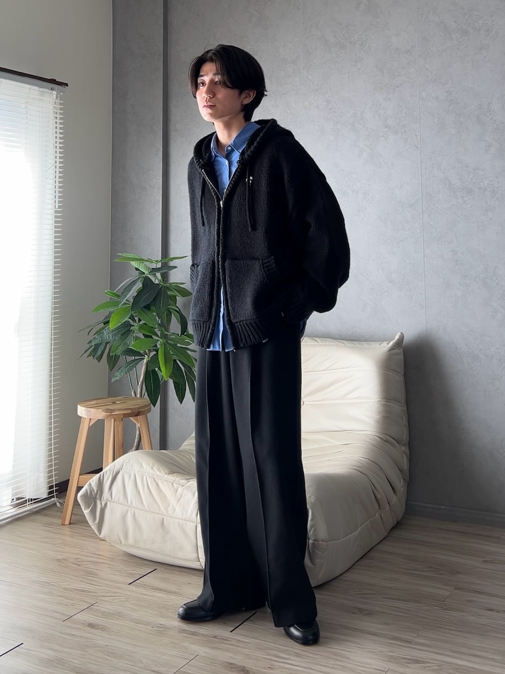 「プチプラ、春コーデ、春服、シンプルコーデ、パーカー、休日スタイル、大人カジュアル、ローファー、スラックス」｜「ONCILYのONEPOINT LOGO FULL-ZIP KNIT HOODIE / ワンポイントロゴフルジップニットフーディ（パーカー、ブラック系）」を使った、sakuさん（メンズ・164cm）の春コーディネートの1枚目の写真