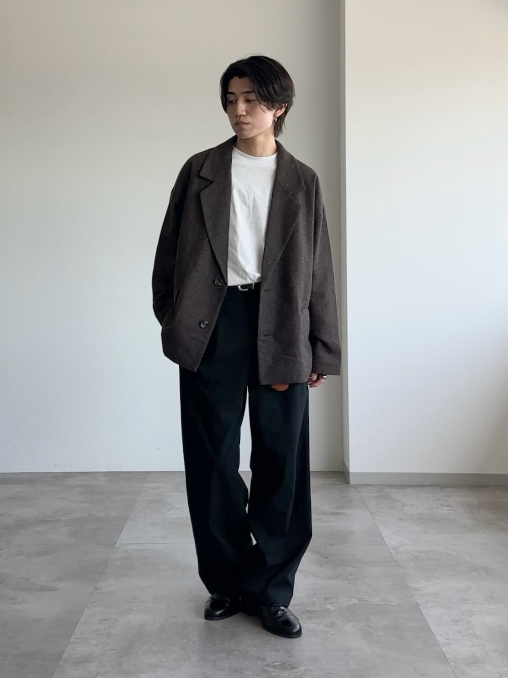 「最近のいい感じコーデ、ジャケット、ジャケットスタイル、おでかけコーデ、きれいめ」｜「WYM LIDNMのEXTRA FINE COTTON SIDE SLIT BASIC L/S（Tシャツ/カットソー、ホワイト系）」を使った、sakuさん（メンズ・164cm）の春コーディネートの1枚目の写真