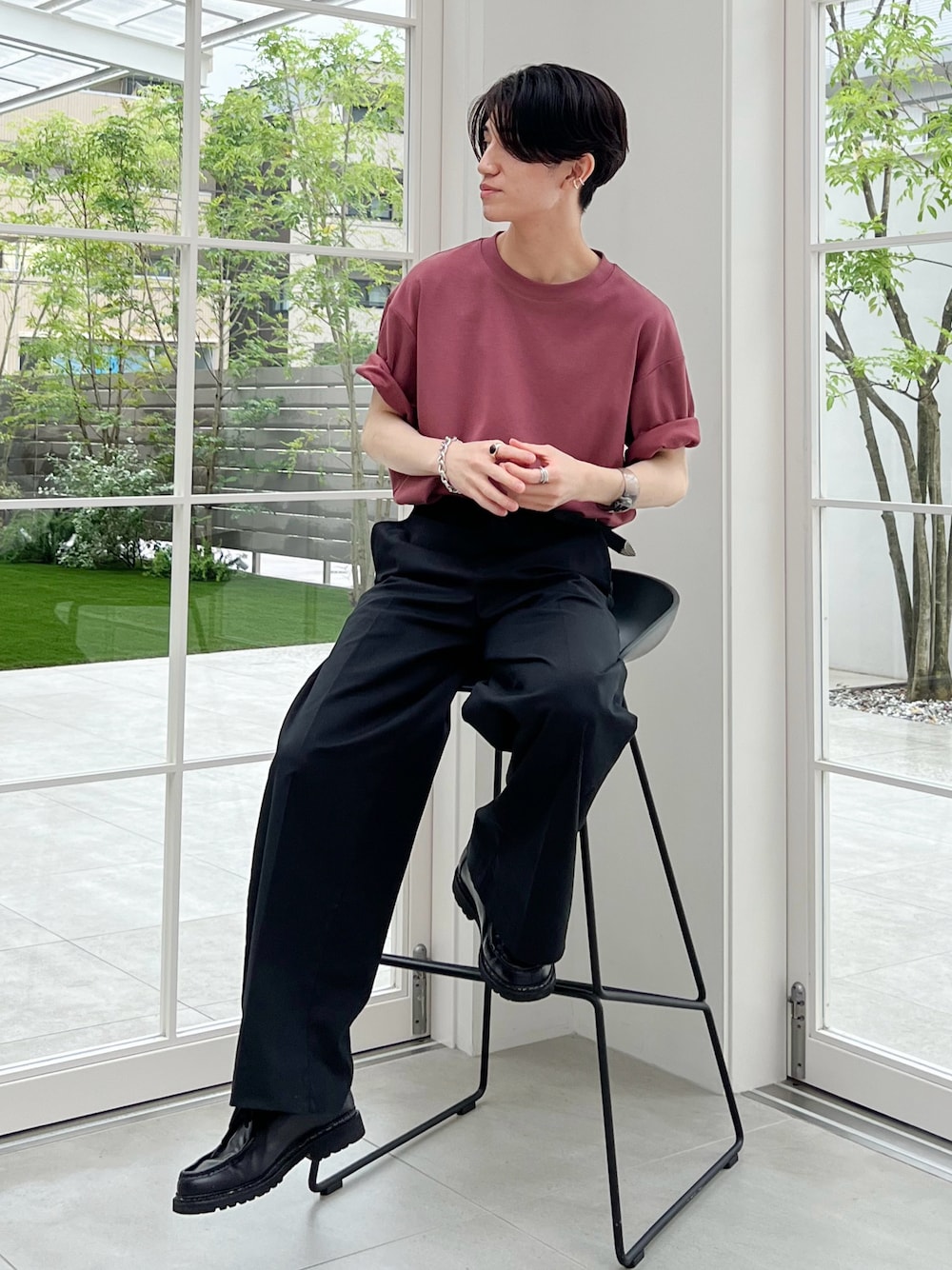 「休日スタイル、きれいめカジュアル、夏コーデ、オトナカジュアル、シンプルコーデ、メンズファッション、キレイめ、UNIQLO、エアリズムコットンオーバーサイズTシャツ(５分袖)」｜「UNIQLOのアイテム（Tシャツ/カットソー、レッド系）」を使った、sakuさん（メンズ・164cm）の夏コーディネートの1枚目の写真