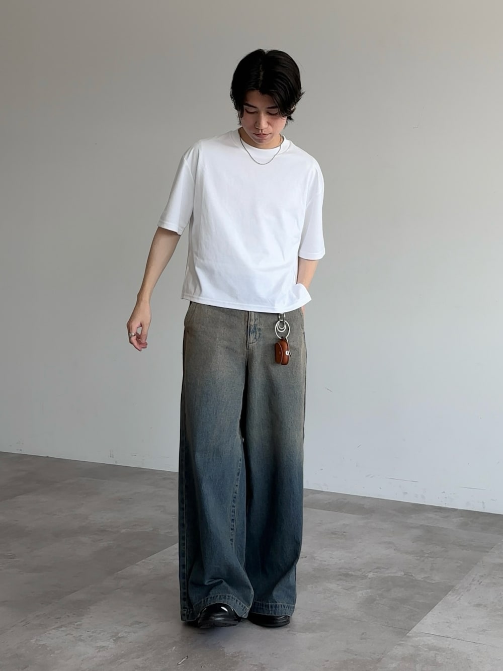 「デニム、白Tシャツ、夏服、休日コーデ、シンプルコーデ、デニムパンツ、低身長、低身長コーデ」｜「GUのアイテム（Tシャツ/カットソー、ホワイト系）」を使った、sakuさん（メンズ・164cm）の夏コーディネートの1枚目の写真
