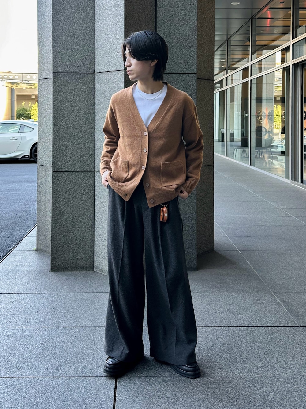 イエロー系のカーディガン/ボレロを着用したメンズの秋コーディネートの1枚目の写真