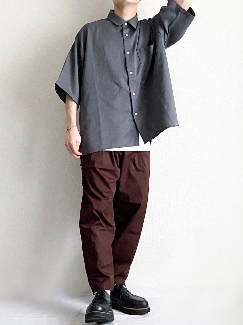 グレー系のシャツ/ブラウス、ブラウン系のパンツ、ブラック系のドレスシューズを着用したメンズの夏コーディネートの1枚目の写真