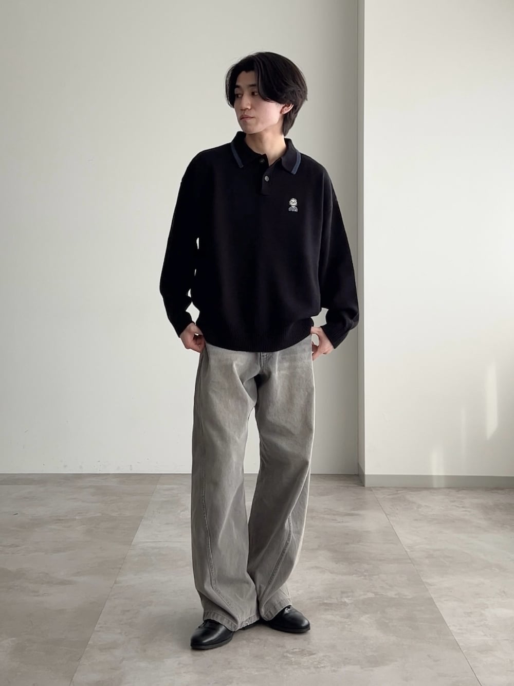 「春めき満開コーデ、春色、シンプルコーデ、春コーデ、お出かけコーデ、デニム」｜「epnokのOJISANニットポロ（ニット/セーター、ブラック系）」を使った、sakuさん（メンズ・164cm）の春コーディネートの1枚目の写真