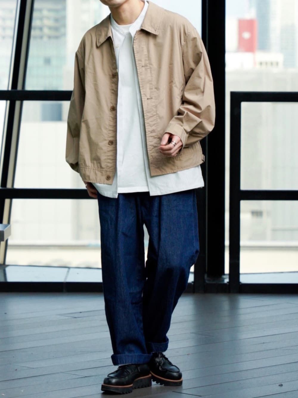 ホワイト系のTシャツ/カットソー、その他のシャツ/ブラウス、ベージュ系のブルゾンを着用したメンズの秋コーディネートの1枚目の写真