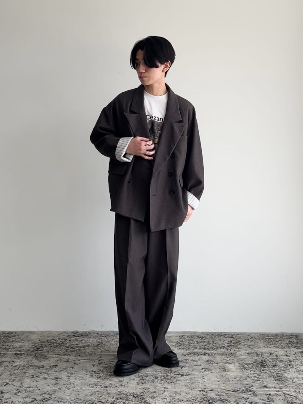 「ブラウン、セットアップ、大人カジュアル、秋服、シンプルコーデ、タックイン、お出かけコーデ、デートコーデ、セットアップスタイル、低身長、低身長コーデ」｜「epnokのピークドラペルダブルテーラードジャケット（テーラードジャケット、グレー系）」を使った、sakuさん（メンズ・164cm）の秋コーディネートの1枚目の写真