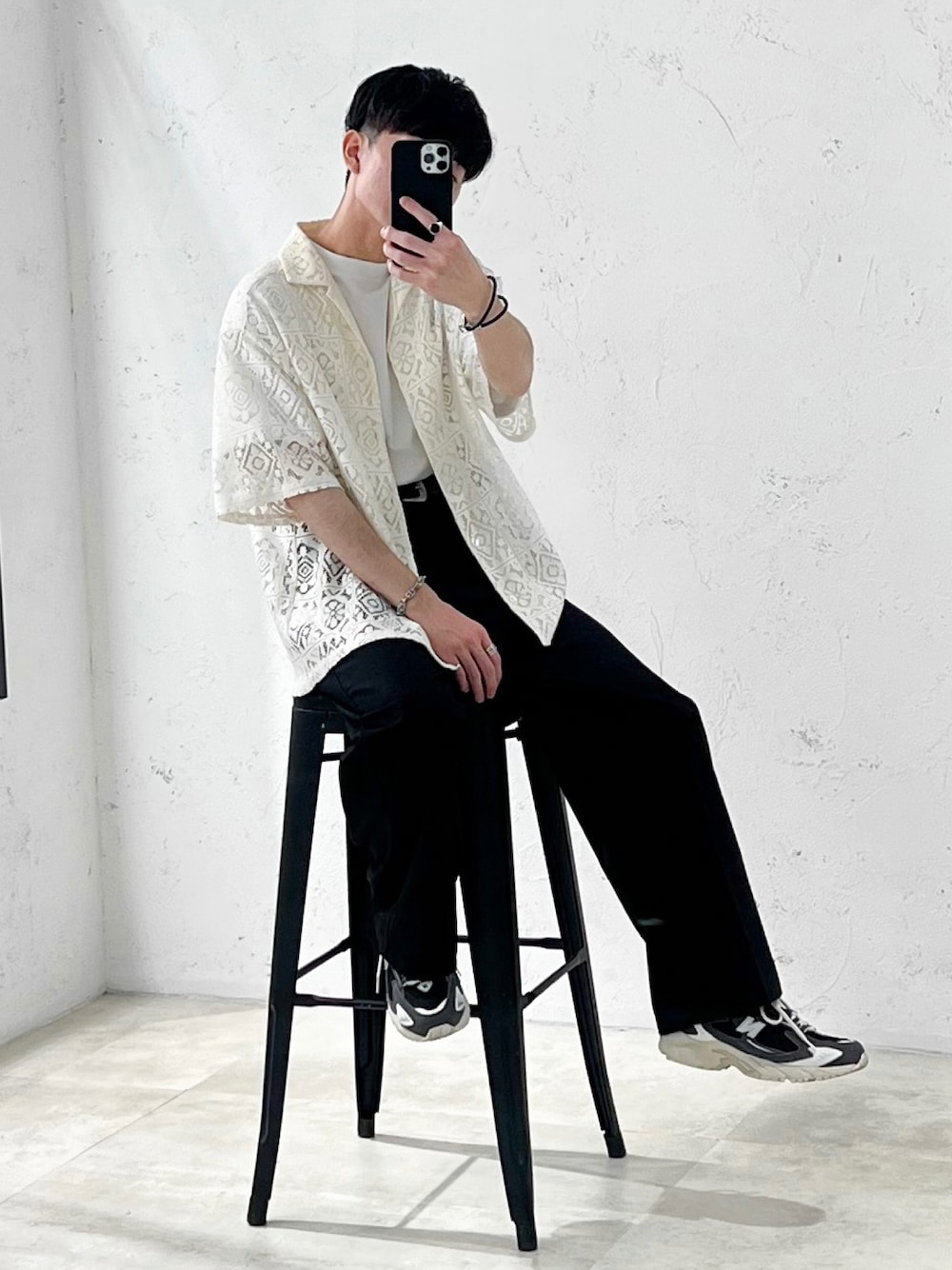 「スニーカー、スニーカーコーデ、オープンカラーシャツ、シアートップス、シアーシャツ、モノトーン、休日スタイル、夏コーデ、UNIQLO、大人コーデ、夏だ！Tシャツ着よう！、WEARyouthコーデ、休日コーデ、白Tシャツ、タックワイドパンツ」｜「epnokのオープンカラーレースシアーシャツ（シャツ/ブラウス、ホワイト系）」を使った、sakuさん（メンズ・164cm）の夏コーディネートの1枚目の写真