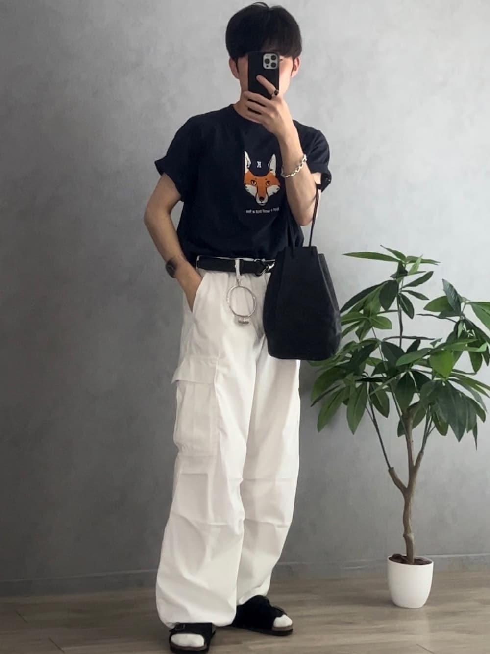 「夏コーデ、きれいめカジュアル、シンプル、カーゴパンツ、GU、GUコーデ、白カーゴパンツ、オトナカジュアル、夏、Tシャツ、ロゴT、タックイン、プチプラ、プチプラコーデ、サンダル」｜「Riberryのキャップキツネ刺繍T（Tシャツ/カットソー、ブルー系）」を使った、sakuさん（メンズ・164cm）の夏コーディネートの1枚目の写真