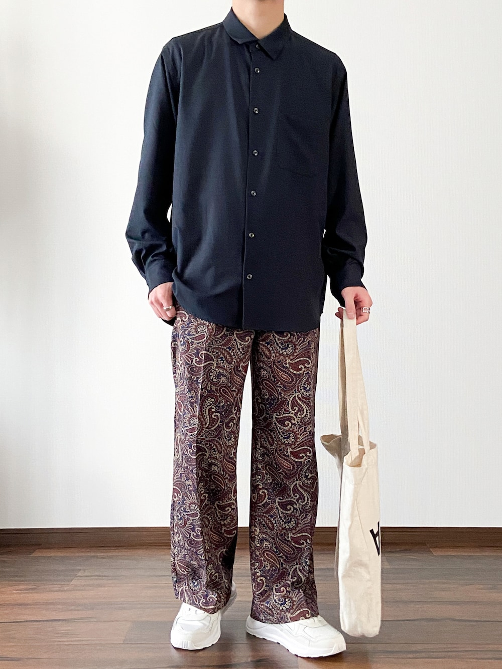 ブルー系のシャツ/ブラウス、ブルー系のスラックス、ホワイト系のトートバッグを着用したメンズの春コーディネートの1枚目の写真