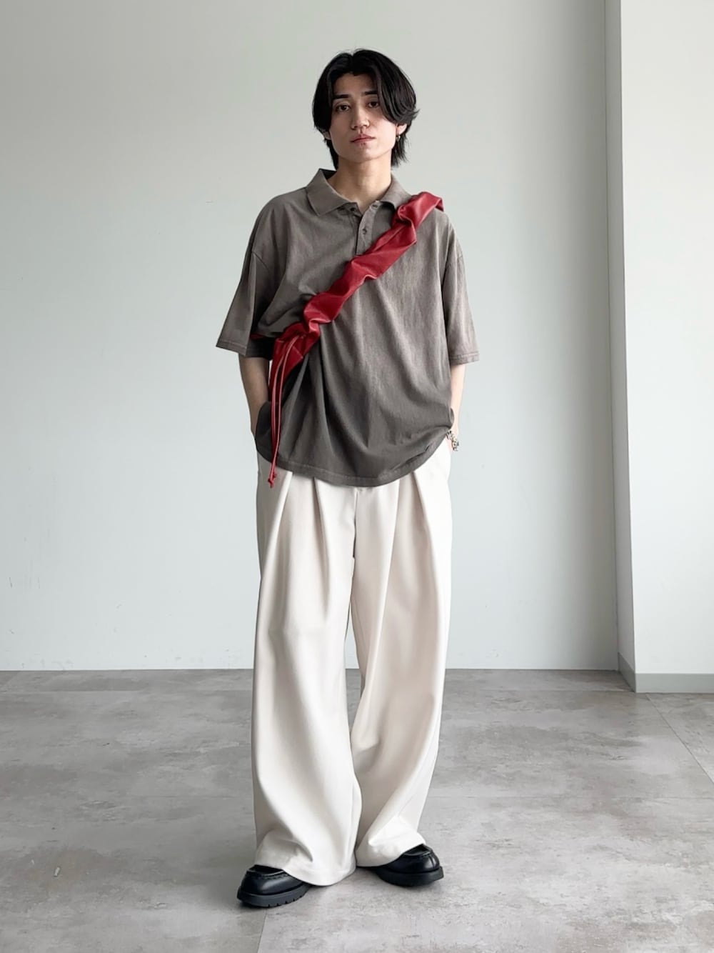 「シンプルスタイル、メンズファッション、低身長、低身長コーデ、ポロシャツ、スラックス、白パンツ、差し色コーデ、ショルダーバッグ」｜「epnokのフェードカラールーズ半袖ポロシャツ（ポロシャツ、グレー系）」を使った、sakuさん（メンズ・164cm）の夏コーディネートの1枚目の写真