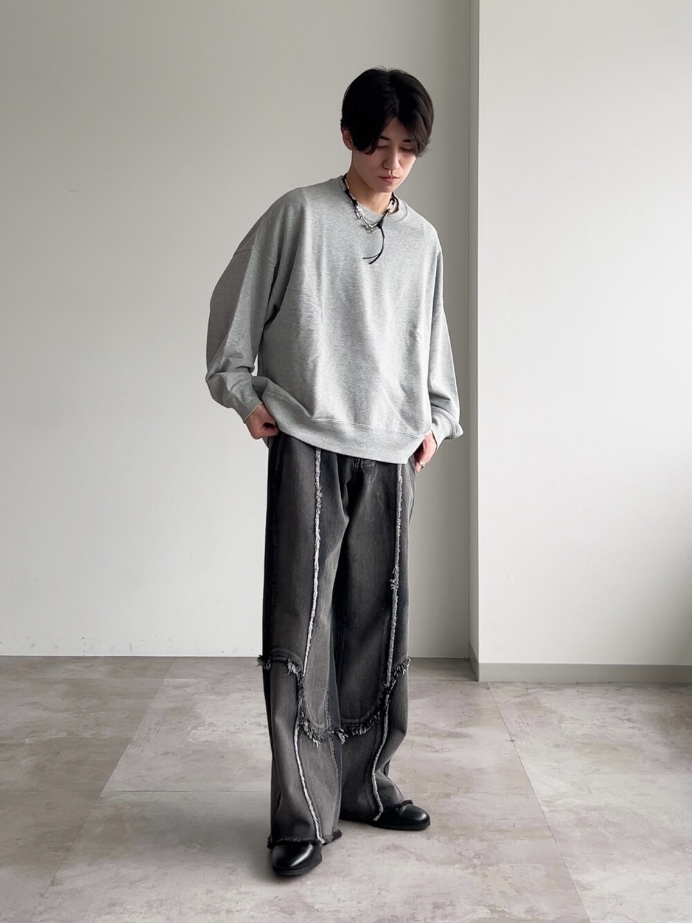「秋っぽコーデ更新中、秋服準備はじめました、オトナカジュアル、お出かけコーデ、スウェット、デニム、シンプルコーデ、大人コーデ、シャツスタイル、メンズコーデ、グレー、革靴、デートコーデ、休日スタイル、低身長コーデ」｜「UNIQLOのアイテム（スウェット、グレー系）」を使った、sakuさん（メンズ・164cm）の秋コーディネートの1枚目の写真