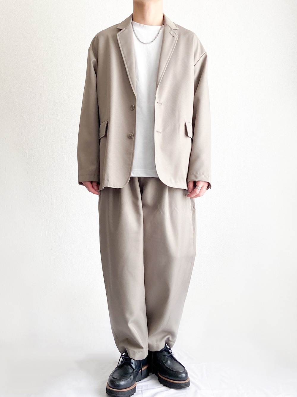 「秋服、シンプルスタイル、オーバーサイズ、秋トレンド2021、低身長、リラックススタイル、セットアップ、セットアップスタイル、FREAK’Ｓ STORE、ベージュ、ベージュコーデ、ワイドパンツ、休日スタイル、ジャケットスタイル、キレイめ」｜「FREAK'S STOREのWEB限定 ビッグシルエット オーバーサイズ スタプレ ポリツイル セットアップ (シングルジャケット/パンツ)（テーラードジャケット、ベージュ系）」を使った、sakuさん（メンズ・164cm）の秋コーディネートの1枚目の写真