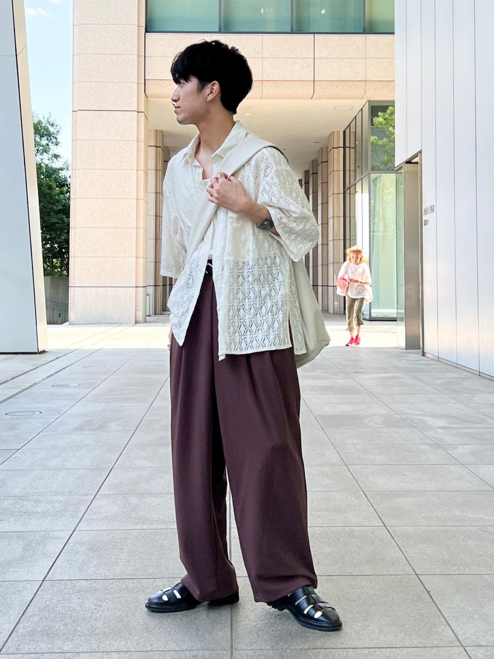 「みんなの白Tフェス、シンプル、グルカサンダル、休日コーデ、タックイン、メンズコーデ、シアートップス、シアーシャツ、ワイドパンツ、夏コーデ、ショルダーバッグ、レザー、プチプラコーデ、ブラウンパンツ、低身長コーデ」｜「epnokのレースシアールーズシャツ（シャツ/ブラウス、ホワイト系）」を使った、sakuさん（メンズ・164cm）の夏コーディネートの1枚目の写真