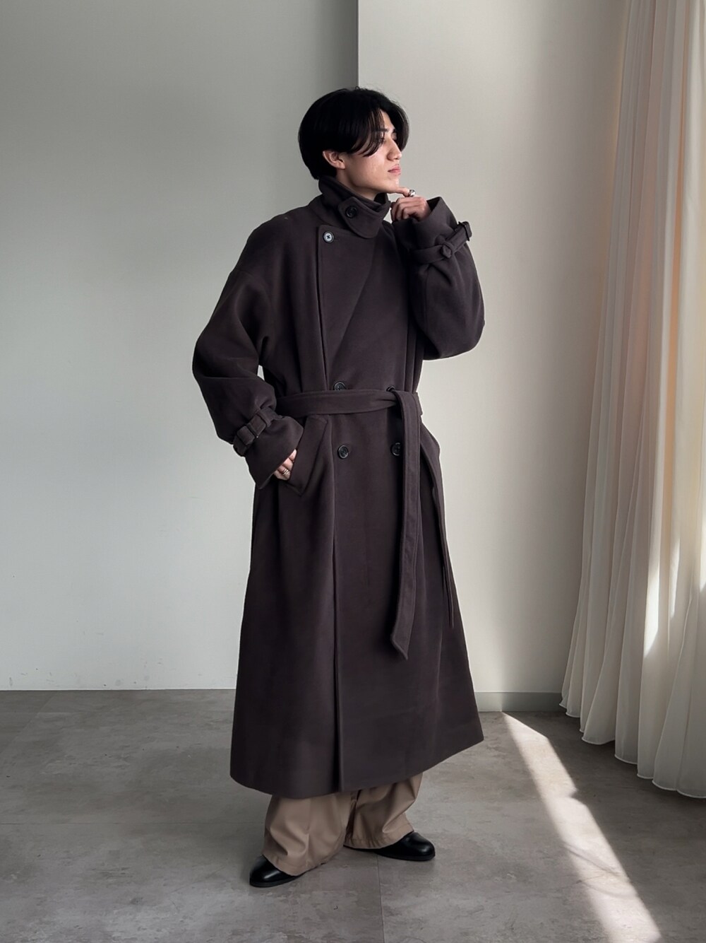 「ロングコート、冬アウター、大人カジュアル、休日コーデ、おでかけコーデ、シンプルスタイル、チェスターコート、きれいめカジュアル、低身長コーデ」｜「epnokの2WAYダブルチェスターコート（チェスターコート、ブラック系）」を使った、sakuさん（メンズ・164cm）の冬コーディネートの1枚目の写真