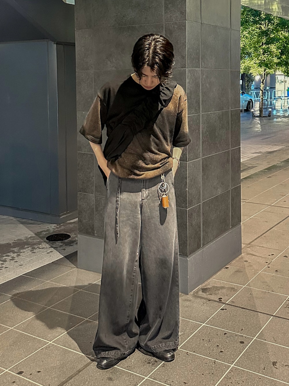 「黒Tシャツ、シンプルスタイル、デニム、デニムパンツ、ワイドデニム、夏コーデ、休日コーデ、低身長、低身長コーデ」｜「epnokのアブストラクトルーズ半袖Tee（Tシャツ/カットソー、ブラック系）」を使った、sakuさん（メンズ・164cm）の夏コーディネートの1枚目の写真